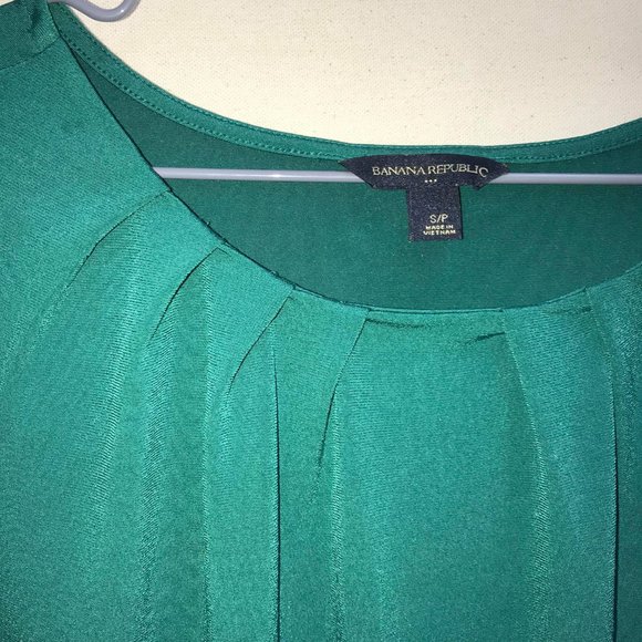 Banana Republic Emerald Green Pleated Blouse - Picture 4 of 4